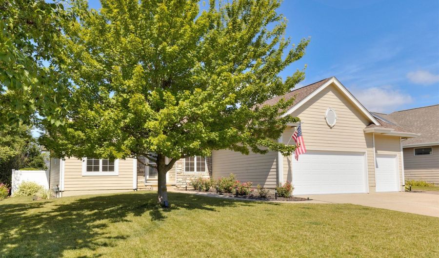 1018 Falcon Dr SE, Altoona, IA 50009 - 5 Beds, 3 Bath