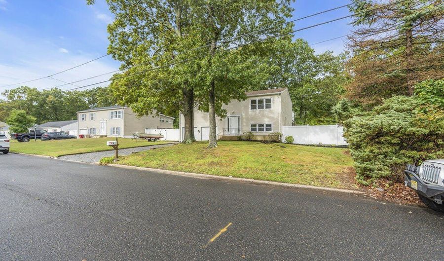 32 Pine Tree Dr, Bayville, NJ 08721 - 4 Beds, null Bath
