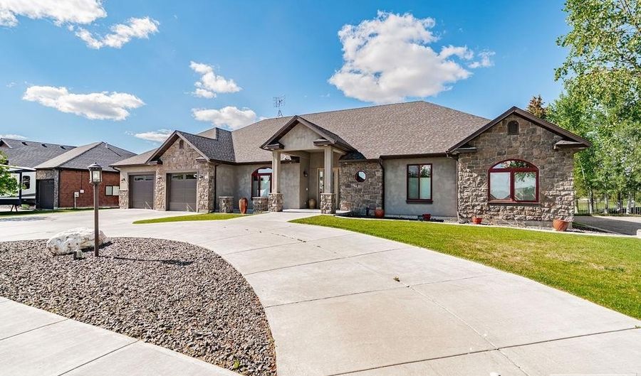 899 N Von Elm Dr, Blackfoot, ID 83221 - 3 Beds, 4 Bath