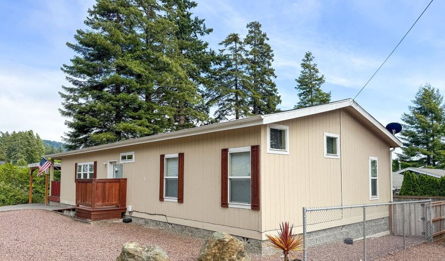 631 HASSETT St, Brookings, OR 97415 - 3 Beds, 2 Bath