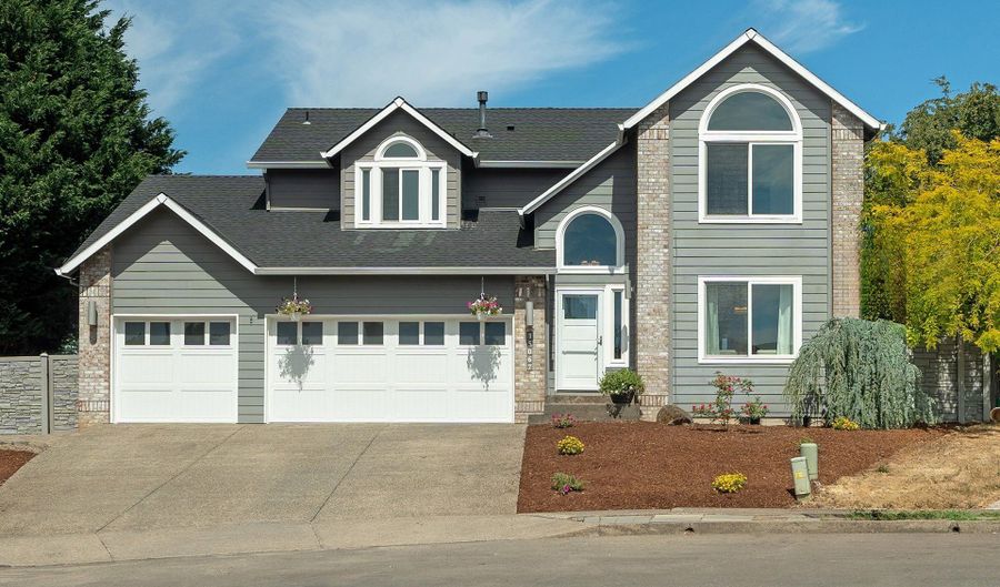 15067 Glendoveer Ct, Oregon City, OR 97045 - 4 Beds, 3 Bath