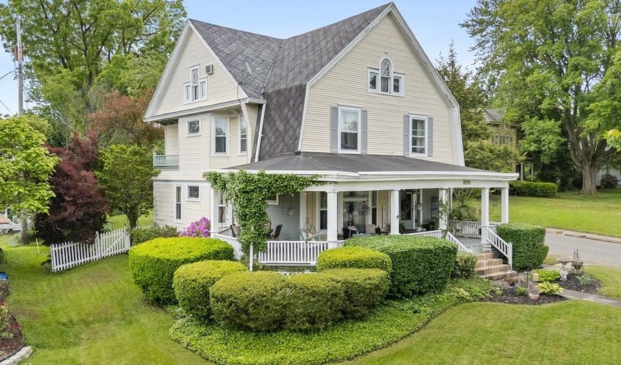 819 Center St, Ashland, OH 44805 - 4 Beds, 4 Bath