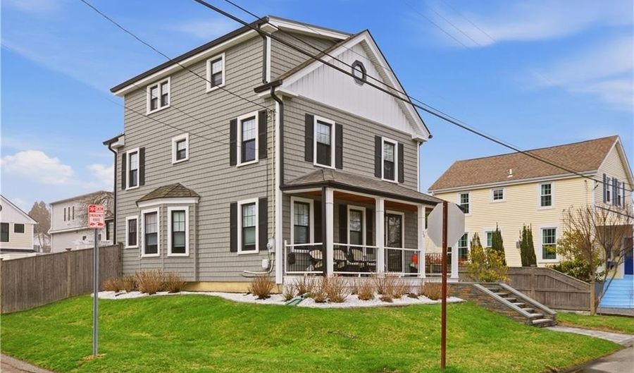 23 Clinton St, Newport, RI 02840 - 4 Beds, 3 Bath