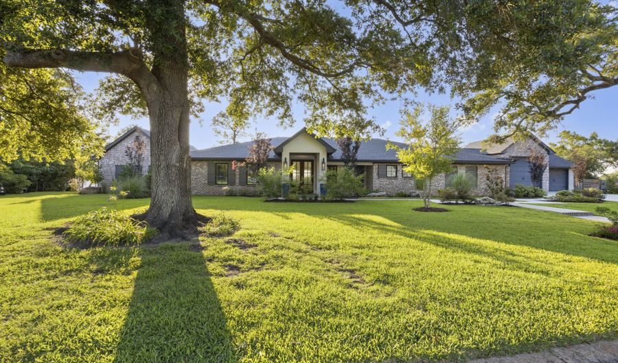 927 N Shore Dr, Biloxi, MS 39532 - 3 Beds, 4 Bath