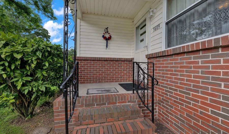 3609 RED OAK Dr, Adamsville, AL 35005 - 3 Beds, 2 Bath