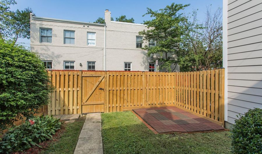526 N PAYNE St, Alexandria, VA 22314 - 2 Beds, 2 Bath