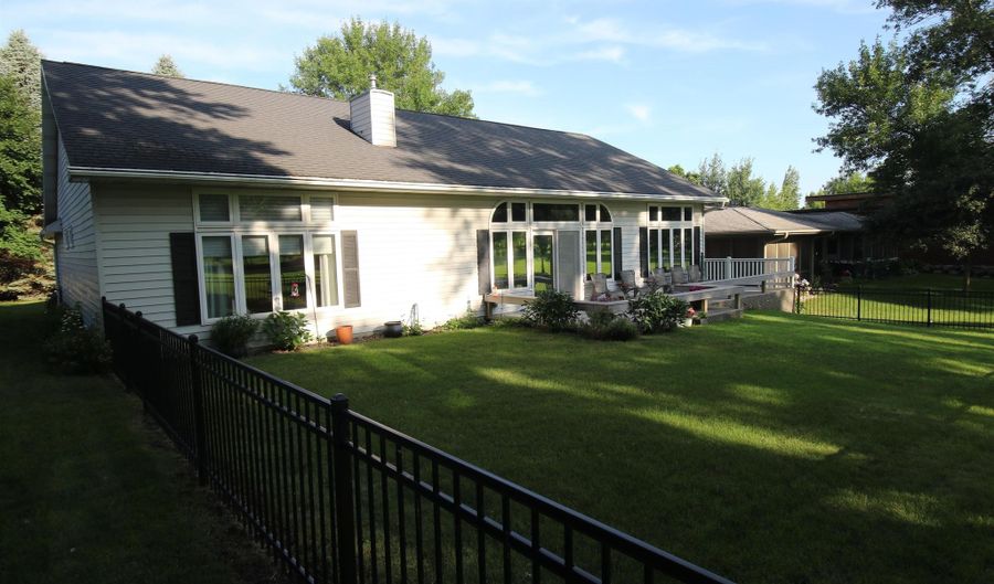 946 Emerald Hills Dr S, Arnolds Park, IA 51331 - 3 Beds, 2 Bath