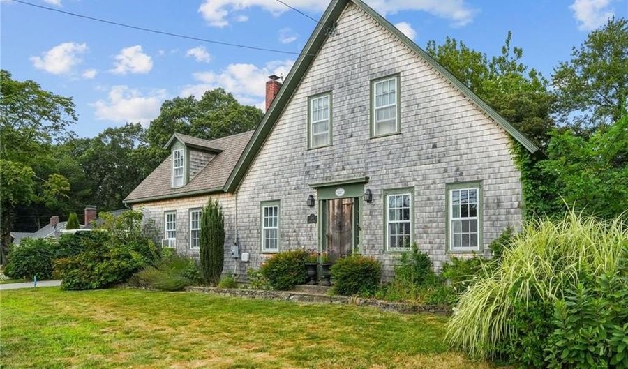671 County Rd, Barrington, RI 02806 - 3 Beds, 2 Bath