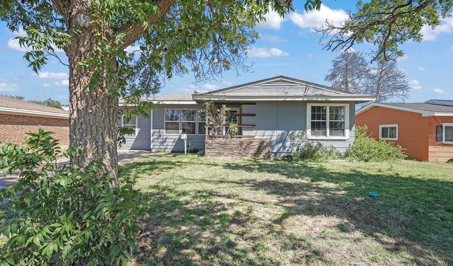 906 NW 9th St, Andrews, TX 79714 - 4 Beds, 1 Bath