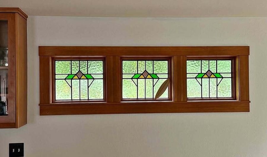 802 Beach St, Ashland, OR 97520 - 4 Beds, 2 Bath