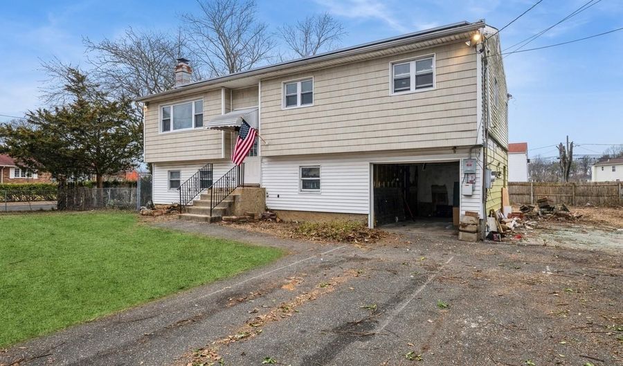 101 Monroe St, Amityville, NY 11701 - 5 Beds, 2 Bath