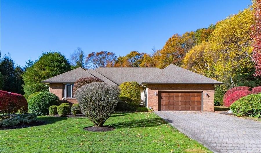 40 Phenix Ridge Dr, Cranston, RI 02921 - 3 Beds, 2 Bath