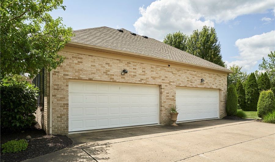 662 Heatherleigh Dr, Akron, OH 44333 - 4 Beds, 5 Bath