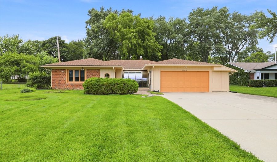 26 W Hill Valley Dr, Indianapolis, IN 46217 - 4 Beds, 2 Bath