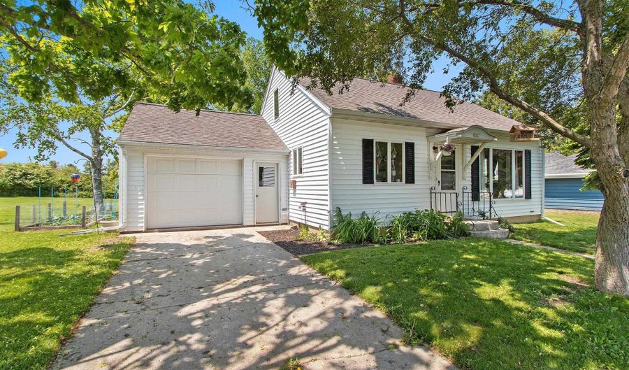 1317 DIVISION St, Algoma, WI 54201 - 3 Beds, 1 Bath