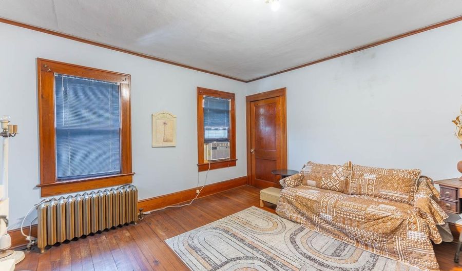 201 Hall St, Alton, MO 65606 - 5 Beds, 3 Bath