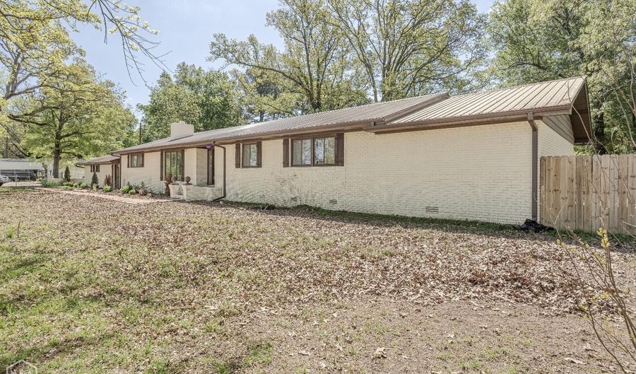 806 W 3rd St, Weiner, AR 72479 - 3 Beds, 3 Bath