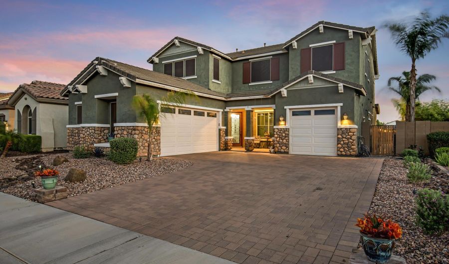1895 E CRESCENT Way, Chandler, AZ 85249 - 5 Beds, 5 Bath