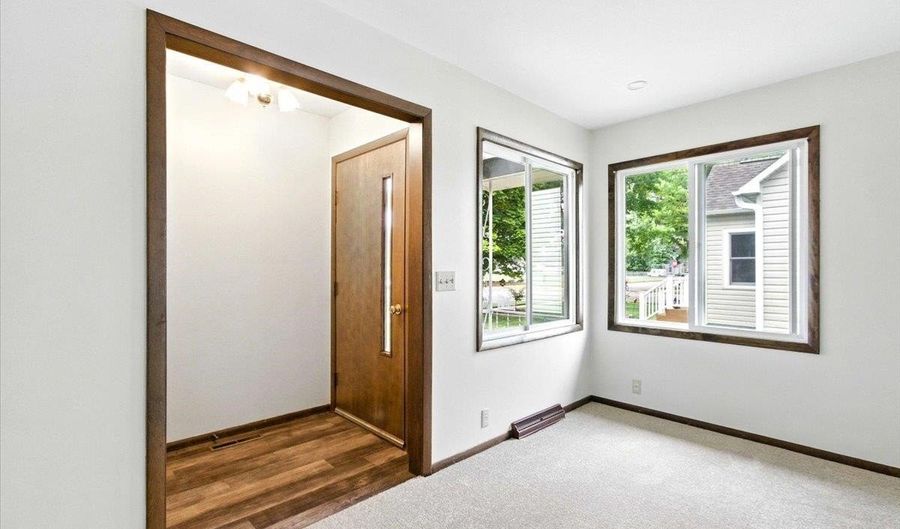 930 12TH St S, Wisconsin Rapids, WI 54494 - 2 Beds, 1 Bath