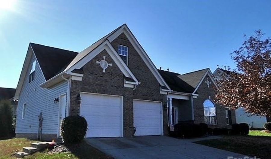 5933 Kirkwynd Commons Dr, Charlotte, NC 28278 - 3 Beds, 2 Bath
