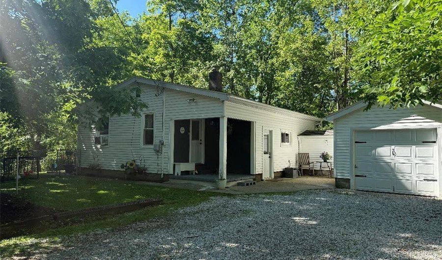 906 Dora Ln, Aurora, OH 44202 - 2 Beds, 1 Bath
