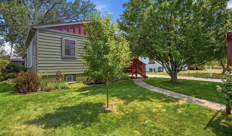 207 8th Ave, Belle Fourche, SD 57717 - 2 Beds, 2 Bath