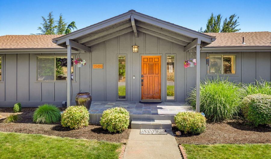 1509 Woodland Dr, Ashland, OR 97520 - 4 Beds, 3 Bath