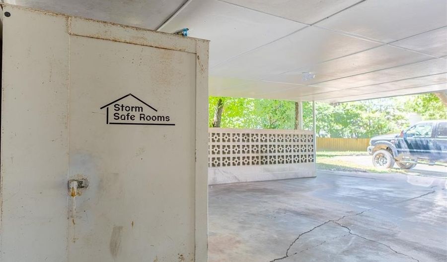 621 S Broadway Ave, Ada, OK 74820 - 2 Beds, 2 Bath