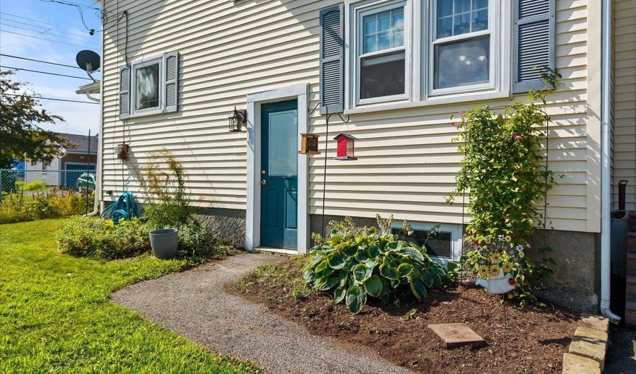 361 14th St, Bangor, ME 04401 - 3 Beds, 1 Bath