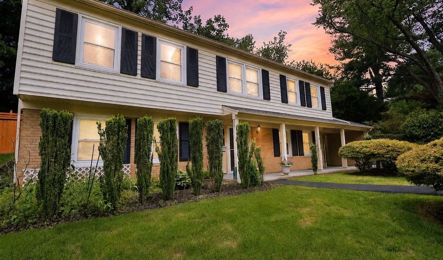 8418 STONE GATE Dr, Annandale, VA 22003 - 4 Beds, 3 Bath