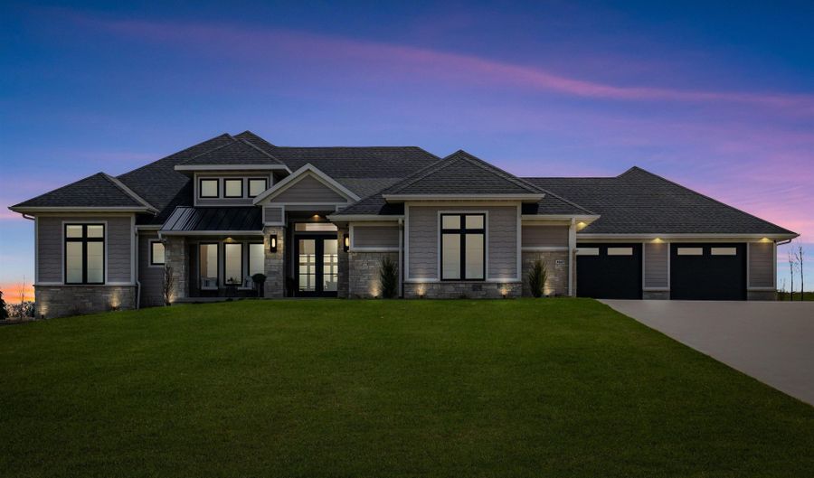 3047 SE Deer Run, Dyersville, IA 52040 - 4 Beds, 4 Bath