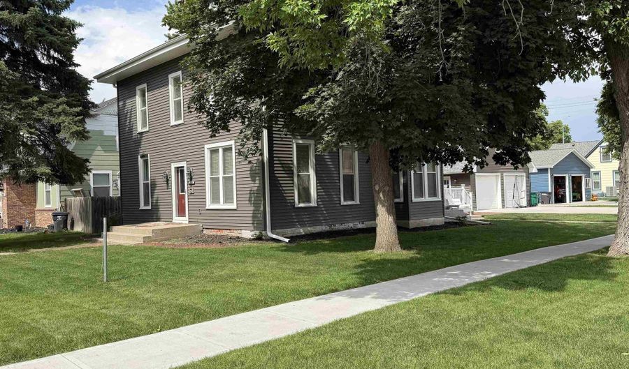 1004 15th St, Aurora, NE 68818 - 5 Beds, 2 Bath