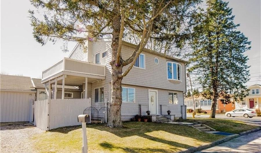 16 Courtway St, Narragansett, RI 02882 - 5 Beds, 2 Bath