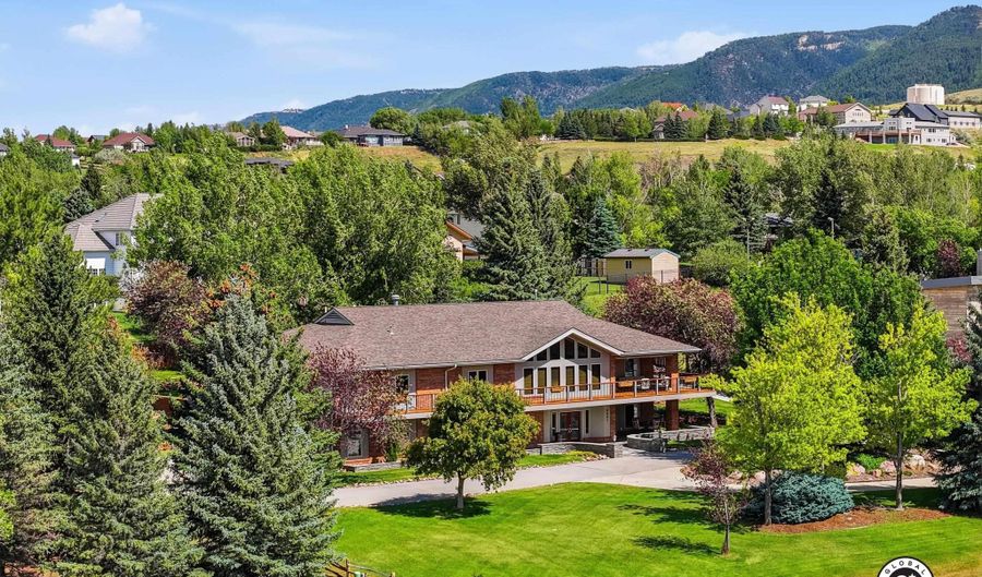 5621 S Poplar St, Casper, WY 82601 - 5 Beds, 6 Bath