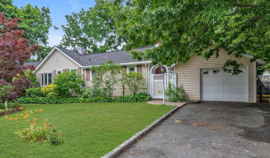 81 Union Ave, Amityville, NY 11701 - 3 Beds, 3 Bath