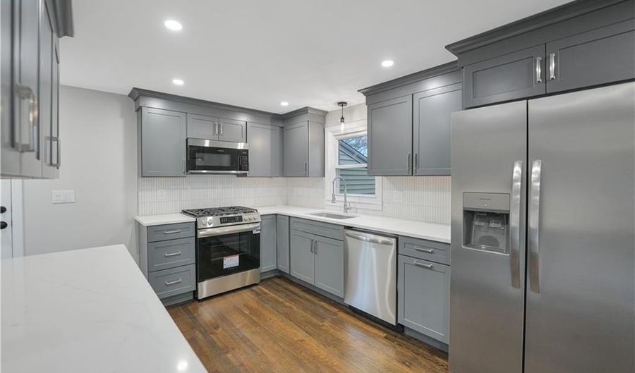 6 Hilton Ave, East Providence, RI 02915 - 2 Beds, 2 Bath