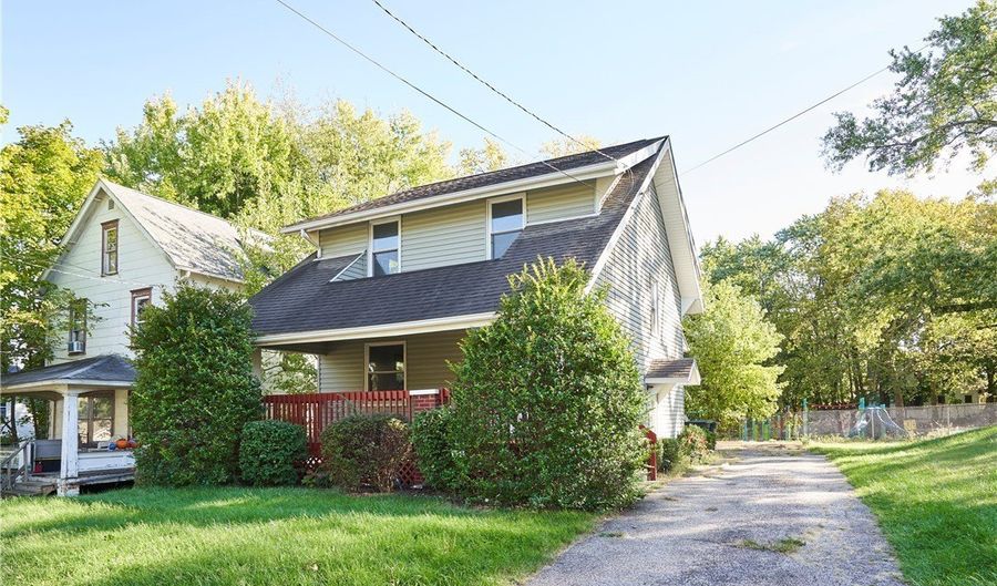 990 Baird St, Akron, OH 44306 - 3 Beds, 1 Bath