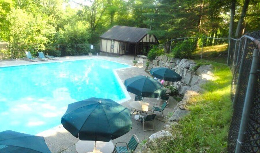 10 Tara Dr 10, Brookfield, CT 06804 - 1 Beds, 2 Bath