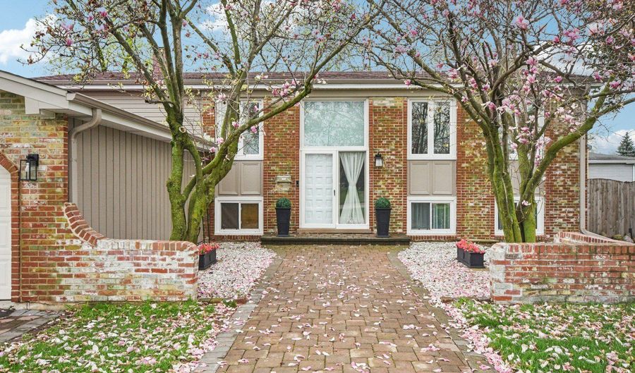 941 W Army Trail Blvd, Addison, IL 60101 - 5 Beds, 3 Bath