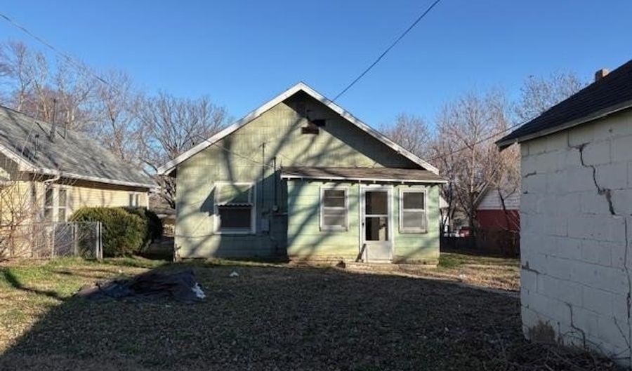 811 S D St, Arkansas City, KS 67005 - 2 Beds, 1 Bath