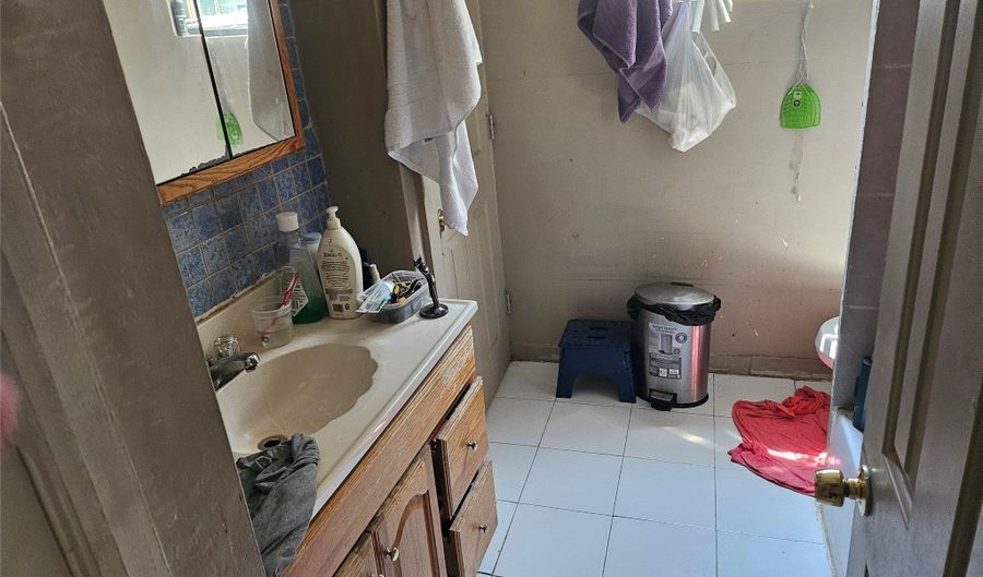 1716 Mondamin Ave, Des Moines, IA 50314 - 3 Beds, 1 Bath