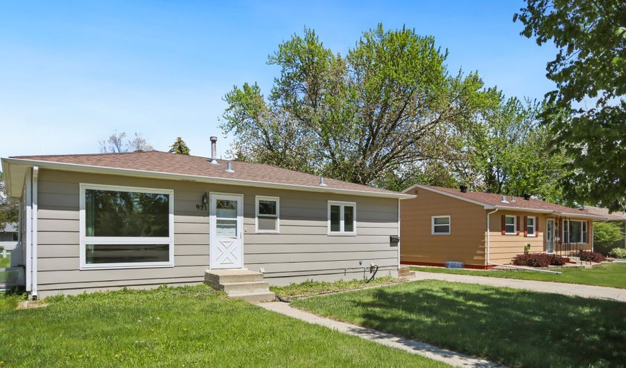 921 NE 9th Ave, Aberdeen, SD 57401 - 4 Beds, 2 Bath
