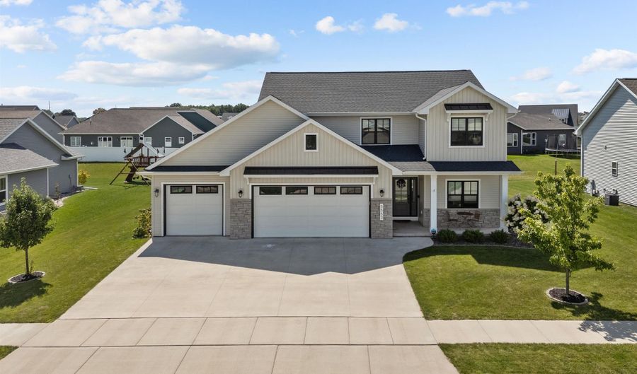 W5553 HOELZEL Way, Appleton, WI 54915 - 4 Beds, 4 Bath