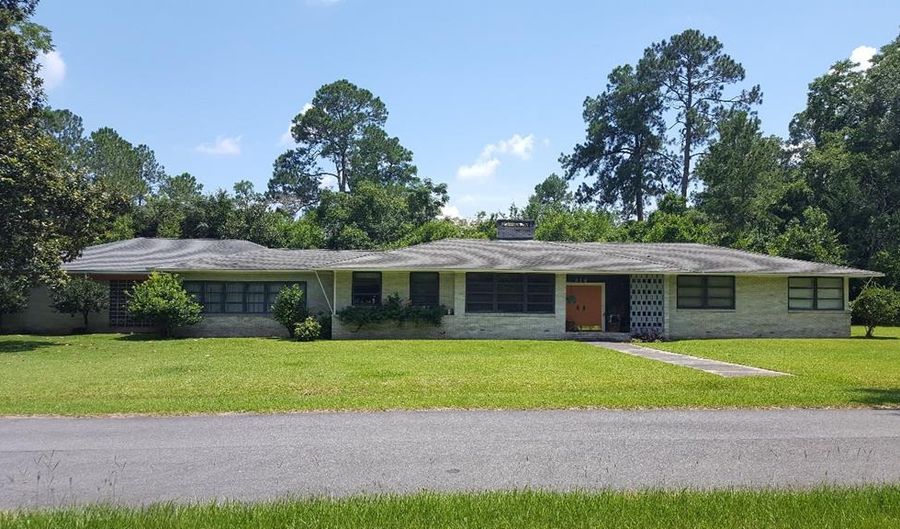 414 Tenth St, Adel, GA 31620 - 4 Beds, 3 Bath