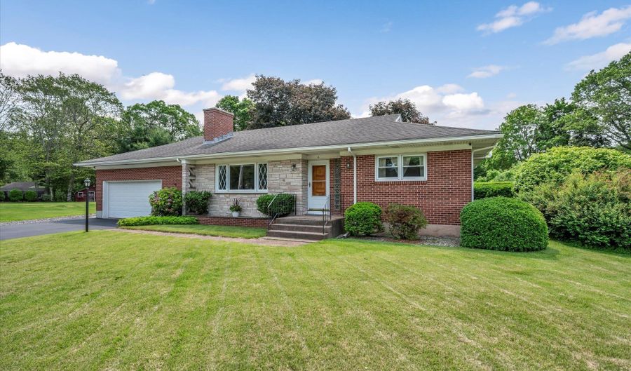 6 Woodlawn Dr, Cromwell, CT 06416 - 2 Beds, 2 Bath