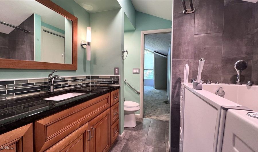 250 Laurel Cir 13, Aurora, OH 44202 - 3 Beds, 3 Bath