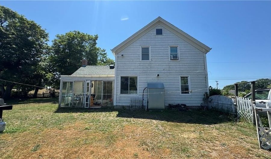526 Connecticut Ave, Block Island, RI 02807 - 3 Beds, 1 Bath