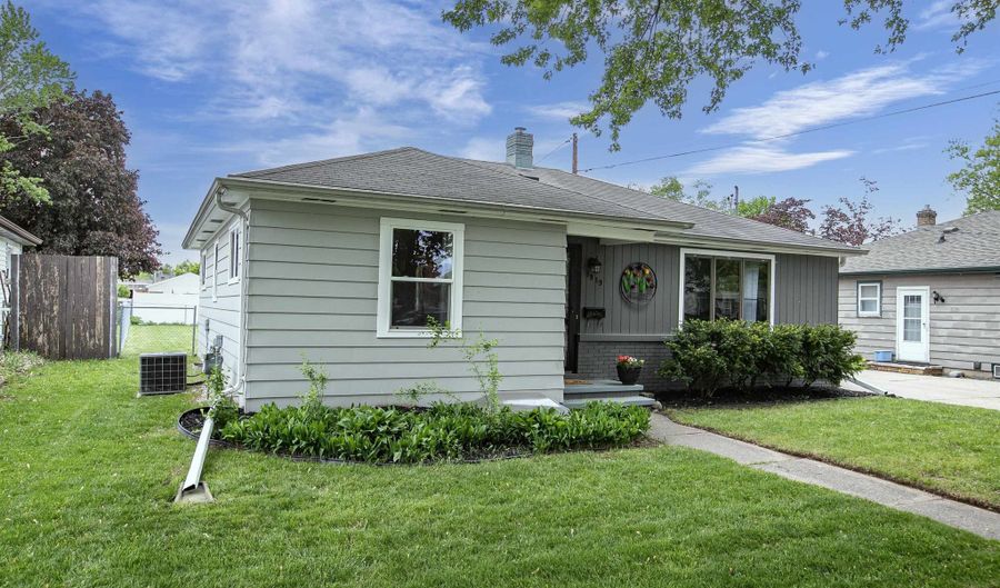 1819 W COMMERCIAL St, Appleton, WI 54914 - 4 Beds, 2 Bath
