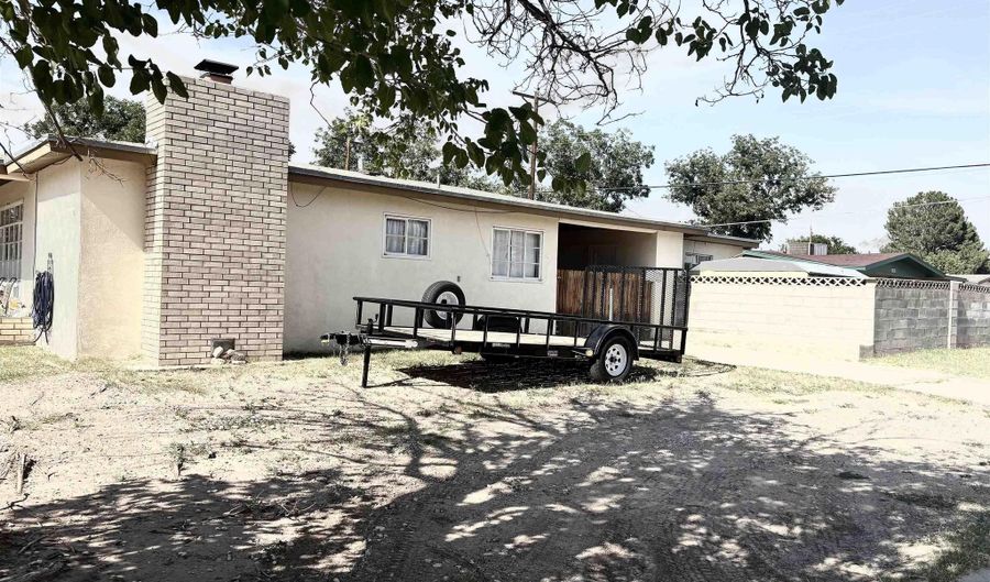 916 Valverde St, Carlsbad, NM 88220 - 3 Beds, 2 Bath