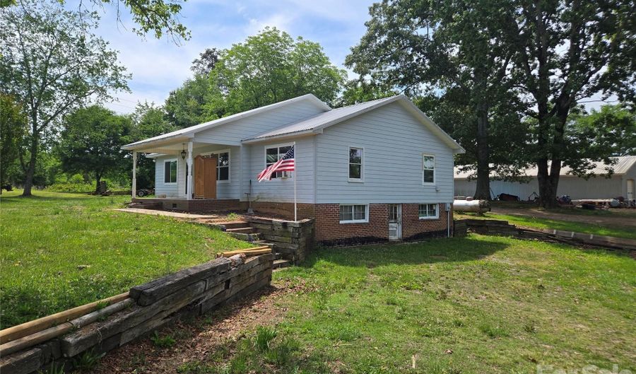 1127 N Mountain St, Blacksburg, SC 29702 - 4 Beds, 1 Bath